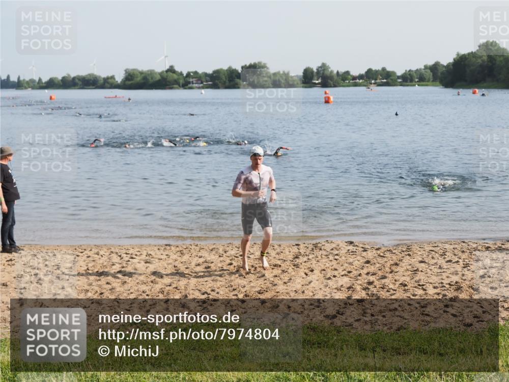 21.06.2025 - 27. Vierlanden-Triathlon MichiJ http://msf.ph/oto/7974804 15.06.2026 08:40:32 Schwimmen 7 meine-sportfotos.de