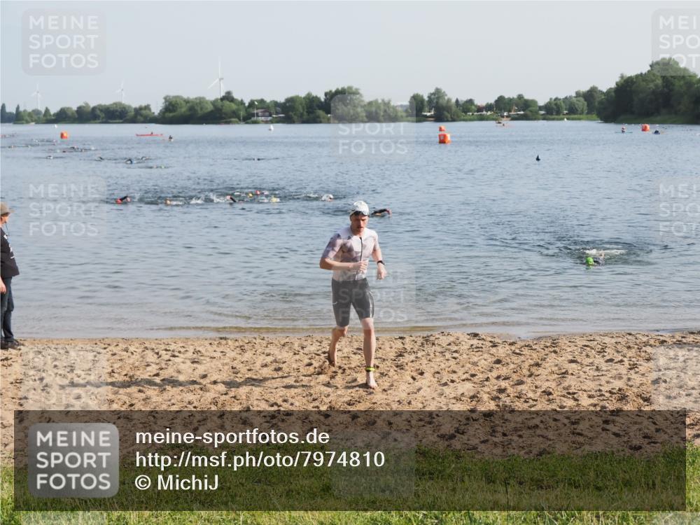 21.06.2025 - 27. Vierlanden-Triathlon MichiJ http://msf.ph/oto/7974810 15.06.2026 08:40:32 Schwimmen 7 meine-sportfotos.de