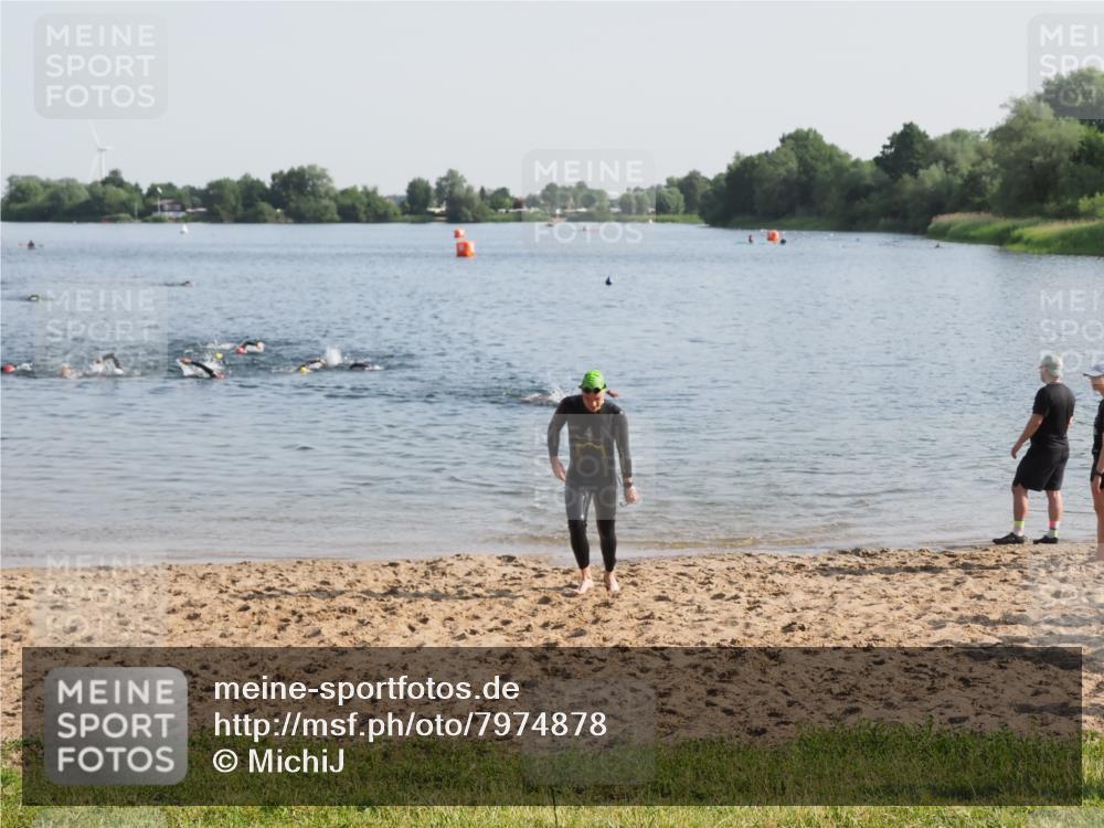 21.06.2025 - 27. Vierlanden-Triathlon MichiJ http://msf.ph/oto/7974878 15.06.2026 08:40:41 Schwimmen 5, 7 meine-sportfotos.de