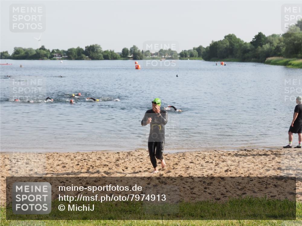 21.06.2025 - 27. Vierlanden-Triathlon MichiJ http://msf.ph/oto/7974913 15.06.2026 08:40:42 Schwimmen 5 meine-sportfotos.de