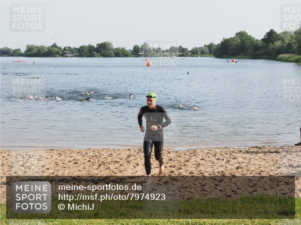 21.06.2025 - 27. Vierlanden-Triathlon MichiJ http://msf.ph/oto/7974923 15.06.2026 08:40:42 Schwimmen 5 meine-sportfotos.de