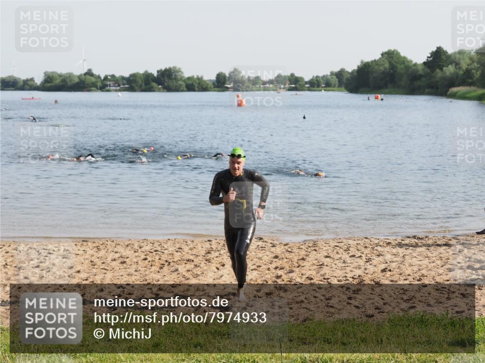 21.06.2025 - 27. Vierlanden-Triathlon MichiJ http://msf.ph/oto/7974933 15.06.2026 08:40:42 Schwimmen 5 meine-sportfotos.de