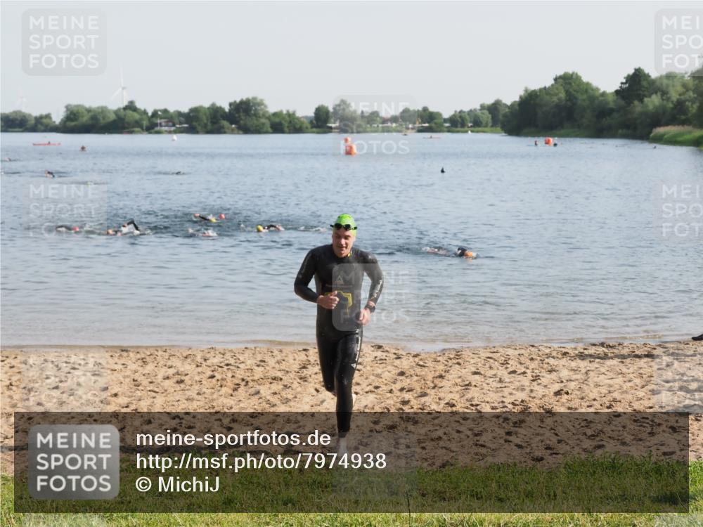 21.06.2025 - 27. Vierlanden-Triathlon MichiJ http://msf.ph/oto/7974938 15.06.2026 08:40:43 Schwimmen 5 meine-sportfotos.de
