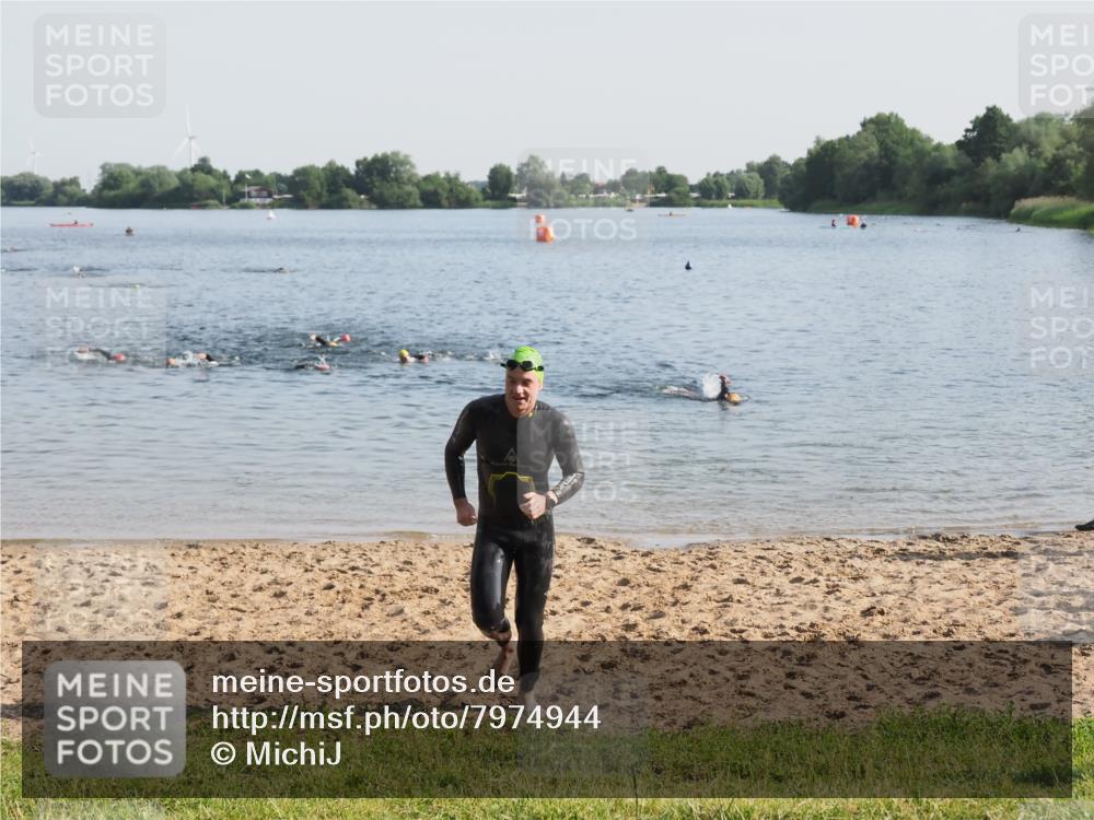 21.06.2025 - 27. Vierlanden-Triathlon MichiJ http://msf.ph/oto/7974944 15.06.2026 08:40:43 Schwimmen 5 meine-sportfotos.de