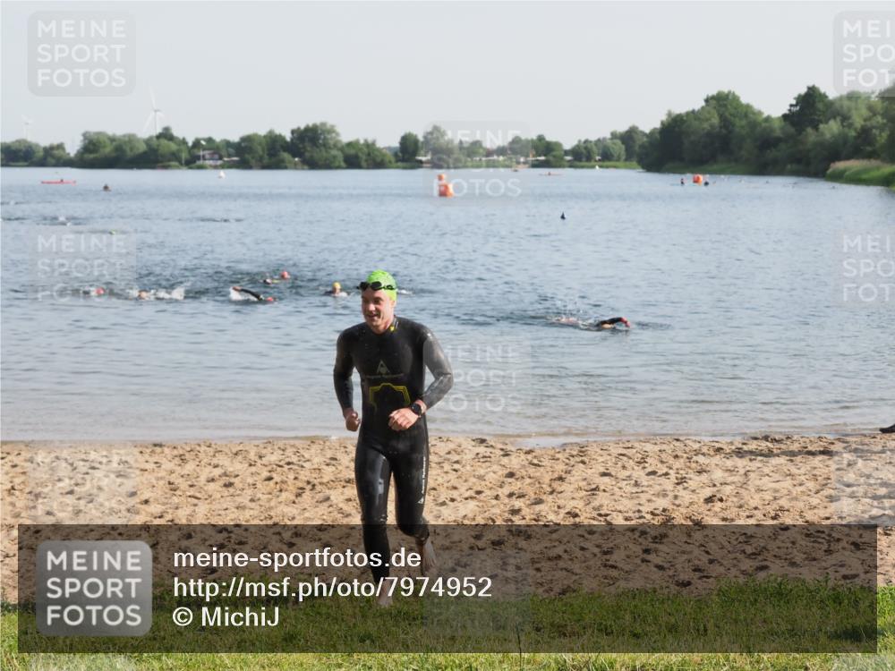 21.06.2025 - 27. Vierlanden-Triathlon MichiJ http://msf.ph/oto/7974952 15.06.2026 08:40:43 Schwimmen 5 meine-sportfotos.de