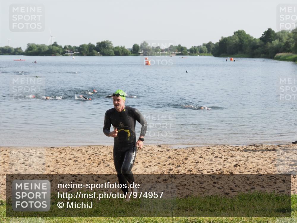 21.06.2025 - 27. Vierlanden-Triathlon MichiJ http://msf.ph/oto/7974957 15.06.2026 08:40:43 Schwimmen 5 meine-sportfotos.de