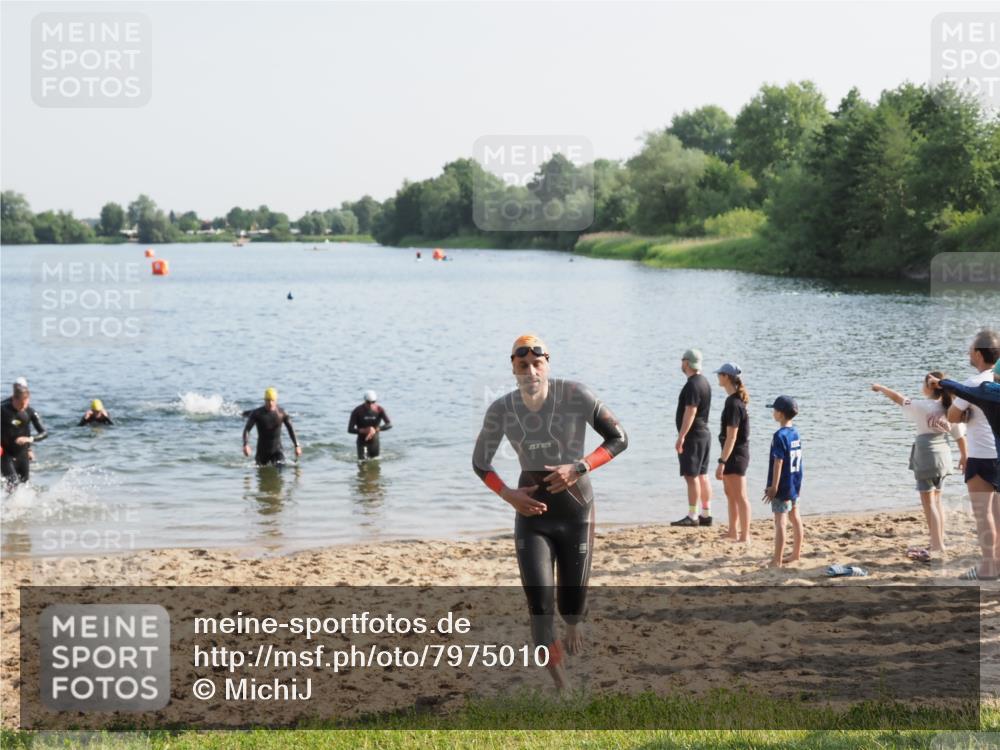 21.06.2025 - 27. Vierlanden-Triathlon MichiJ http://msf.ph/oto/7975010 15.06.2026 08:40:59 Schwimmen 99, 114, 129 meine-sportfotos.de