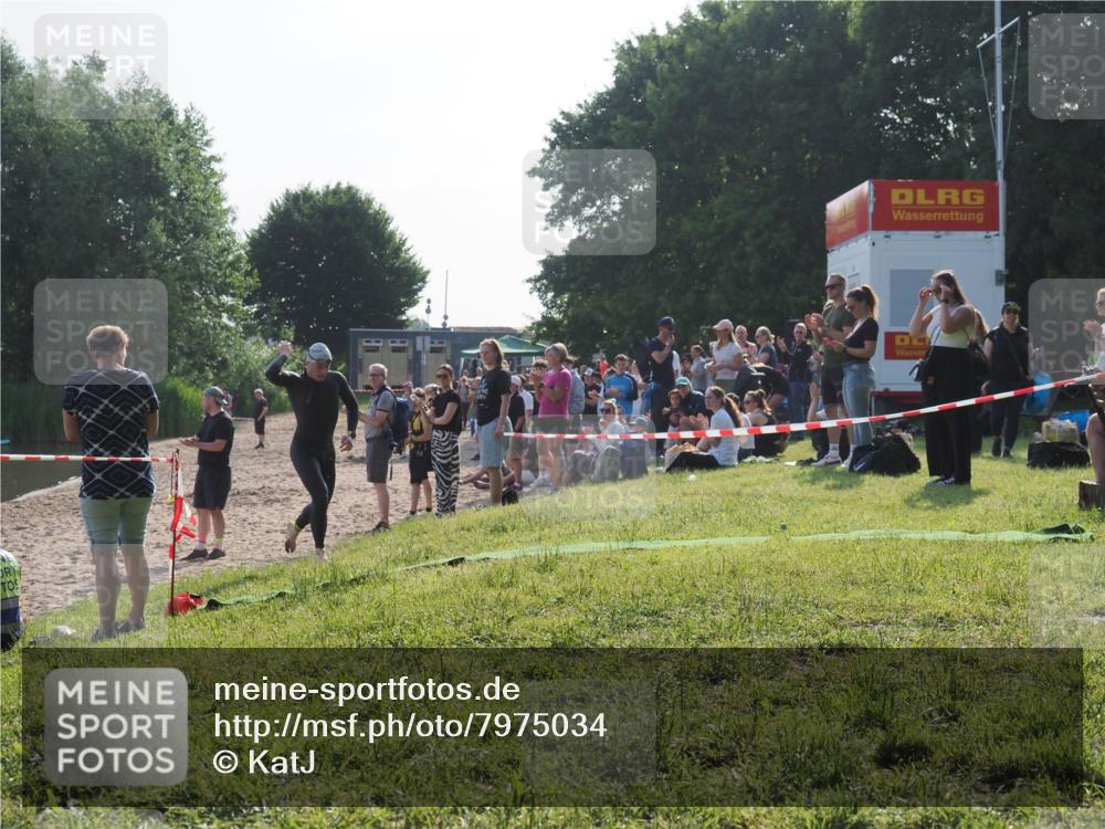15.06.2025 - 27. Vierlanden-Triathlon KatJ http://msf.ph/oto/7975034 15.06.2025 08:28:31 Schwimmen 10 meine-sportfotos.de