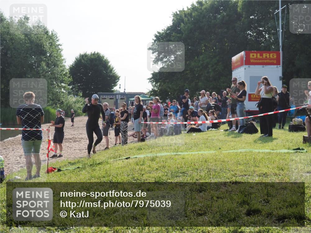 15.06.2025 - 27. Vierlanden-Triathlon KatJ http://msf.ph/oto/7975039 15.06.2025 08:28:31 Schwimmen 10 meine-sportfotos.de