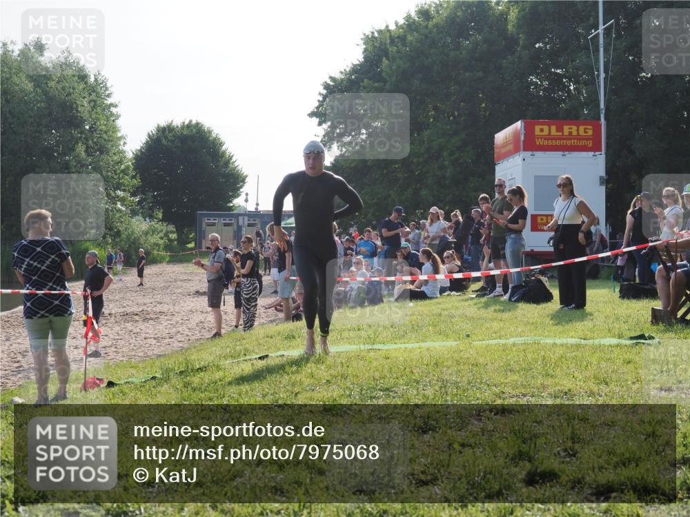 15.06.2025 - 27. Vierlanden-Triathlon KatJ http://msf.ph/oto/7975068 15.06.2025 08:28:33 Schwimmen 10 meine-sportfotos.de