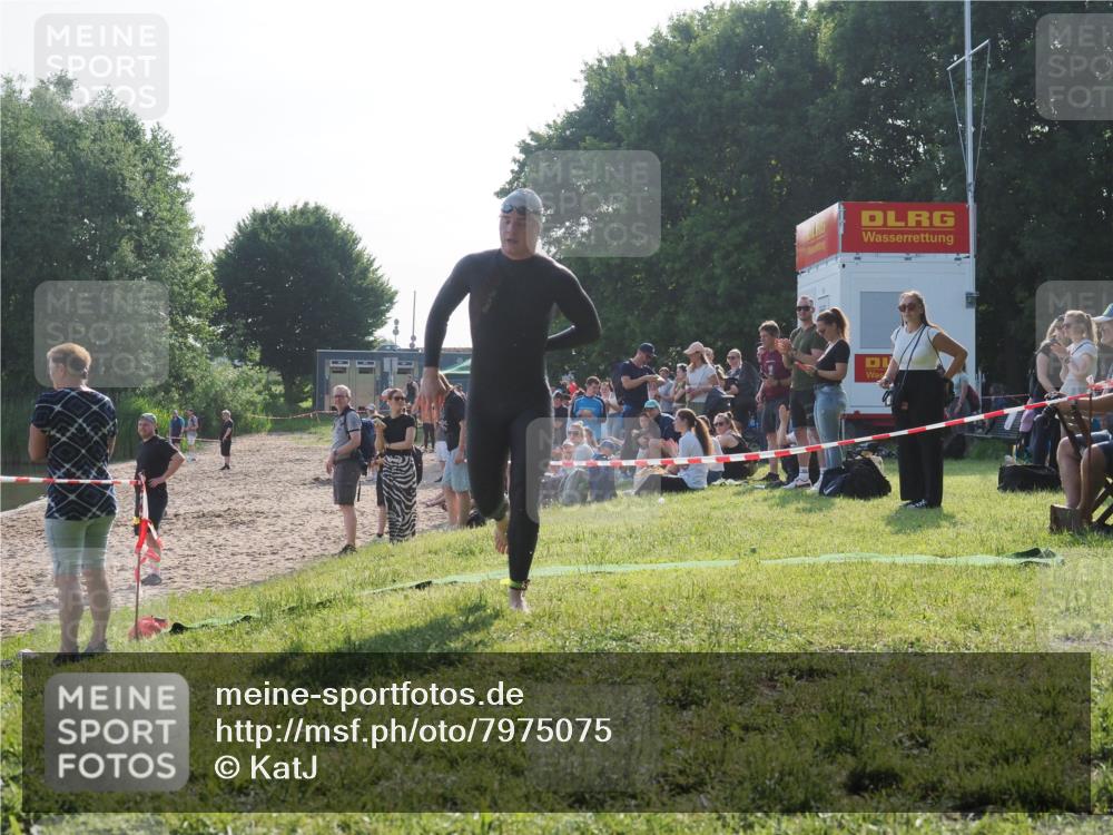15.06.2025 - 27. Vierlanden-Triathlon KatJ http://msf.ph/oto/7975075 15.06.2025 08:28:33 Schwimmen 10 meine-sportfotos.de