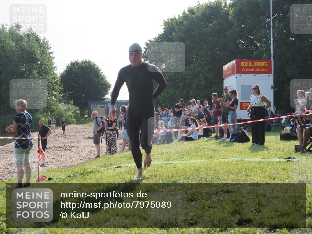 15.06.2025 - 27. Vierlanden-Triathlon KatJ http://msf.ph/oto/7975089 15.06.2025 08:28:34 Schwimmen 10 meine-sportfotos.de