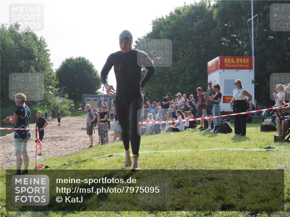 15.06.2025 - 27. Vierlanden-Triathlon KatJ http://msf.ph/oto/7975095 15.06.2025 08:28:34 Schwimmen 10 meine-sportfotos.de