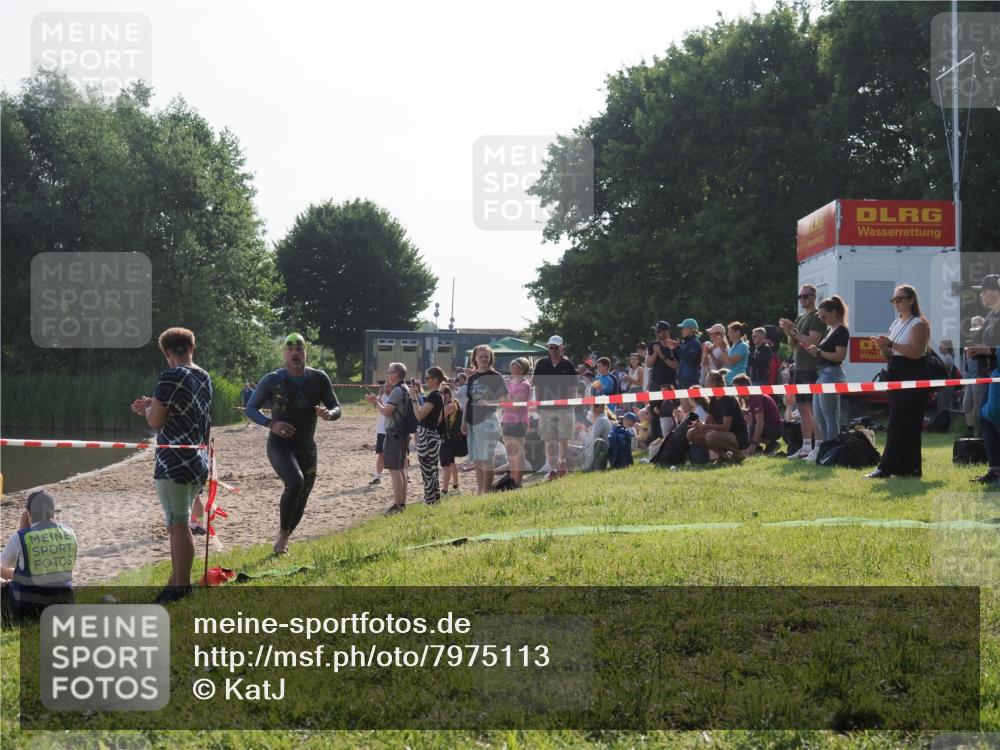 15.06.2025 - 27. Vierlanden-Triathlon KatJ http://msf.ph/oto/7975113 15.06.2025 08:29:22 Schwimmen 4, 51 meine-sportfotos.de