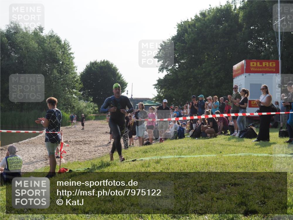 15.06.2025 - 27. Vierlanden-Triathlon KatJ http://msf.ph/oto/7975122 15.06.2025 08:29:23 Schwimmen 4, 51 meine-sportfotos.de