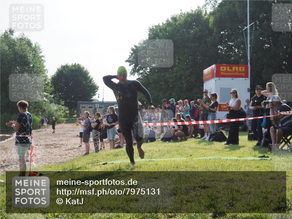 15.06.2025 - 27. Vierlanden-Triathlon KatJ http://msf.ph/oto/7975131 15.06.2025 08:29:24 Schwimmen 4, 51 meine-sportfotos.de