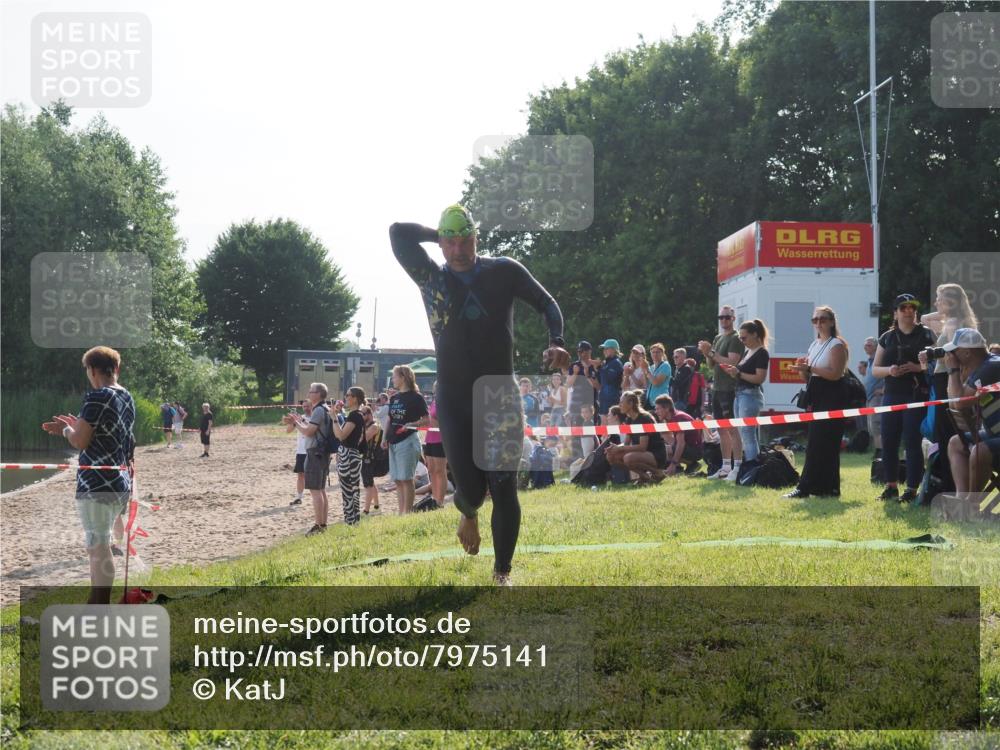 15.06.2025 - 27. Vierlanden-Triathlon KatJ http://msf.ph/oto/7975141 15.06.2025 08:29:24 Schwimmen 4, 51 meine-sportfotos.de