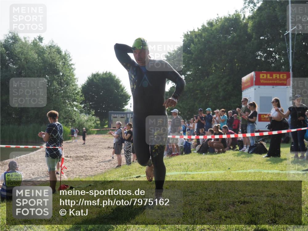 15.06.2025 - 27. Vierlanden-Triathlon KatJ http://msf.ph/oto/7975162 15.06.2025 08:29:25 Schwimmen 4, 51 meine-sportfotos.de