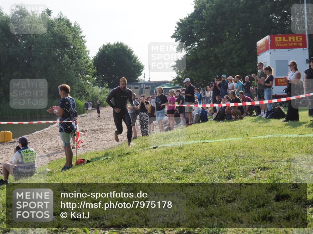 15.06.2025 - 27. Vierlanden-Triathlon KatJ http://msf.ph/oto/7975178 15.06.2025 08:29:28 Schwimmen 4, 51 meine-sportfotos.de
