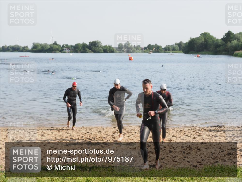 21.06.2025 - 27. Vierlanden-Triathlon MichiJ http://msf.ph/oto/7975187 15.06.2026 08:41:09 Schwimmen 22, 99, 109, 129, 138, 147, 176 meine-sportfotos.de