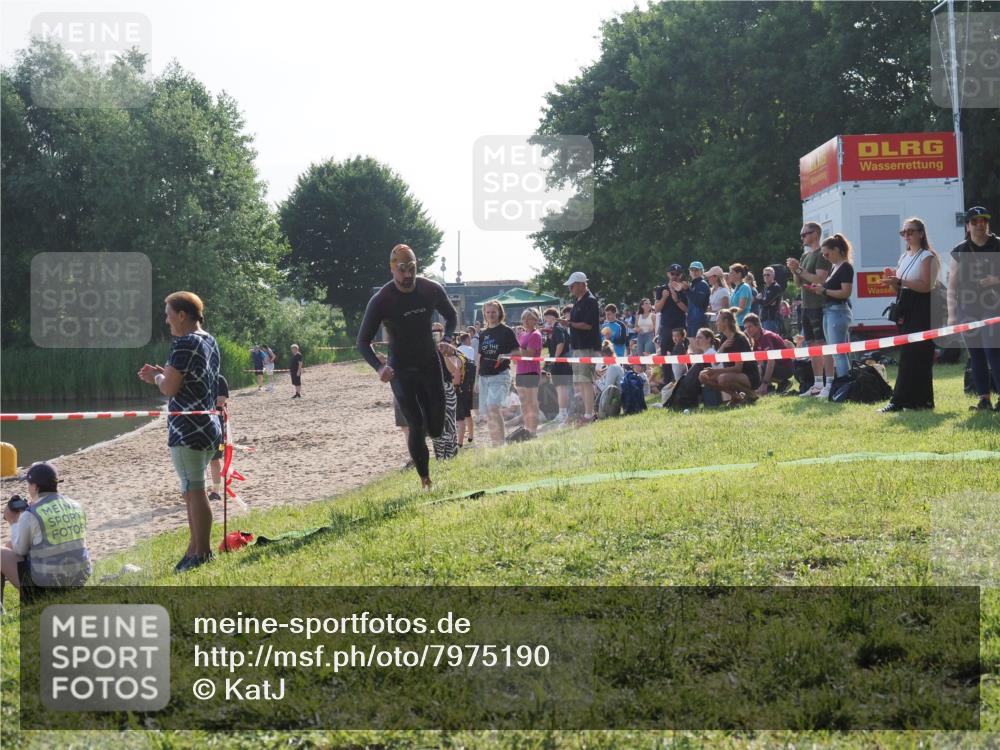15.06.2025 - 27. Vierlanden-Triathlon KatJ http://msf.ph/oto/7975190 15.06.2025 08:29:28 Schwimmen 4, 51 meine-sportfotos.de