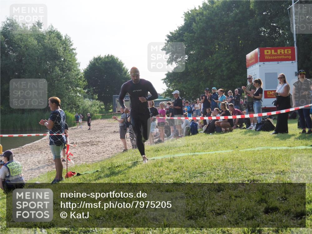 15.06.2025 - 27. Vierlanden-Triathlon KatJ http://msf.ph/oto/7975205 15.06.2025 08:29:28 Schwimmen 4, 51 meine-sportfotos.de