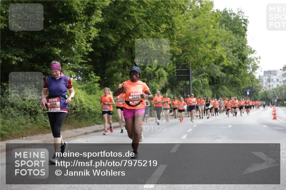 15.06.2025 - REWE Women's Run Jannik Wohlers http://msf.ph/oto/7975219 15.06.2025 10:10:03 Laufen 5468, 5388, 5440, 5557 meine-sportfotos.de