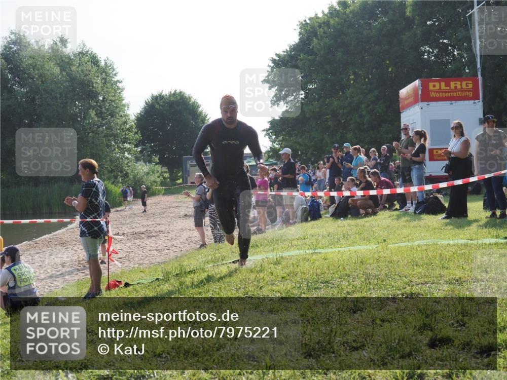 15.06.2025 - 27. Vierlanden-Triathlon KatJ http://msf.ph/oto/7975221 15.06.2025 08:29:29 Schwimmen 4, 51 meine-sportfotos.de