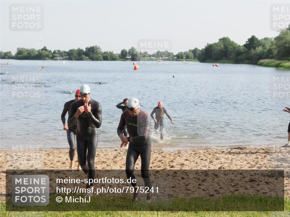 21.06.2025 - 27. Vierlanden-Triathlon MichiJ http://msf.ph/oto/7975241 15.06.2026 08:41:11 Schwimmen 22, 99, 109, 111, 129, 138, 147, 176 meine-sportfotos.de