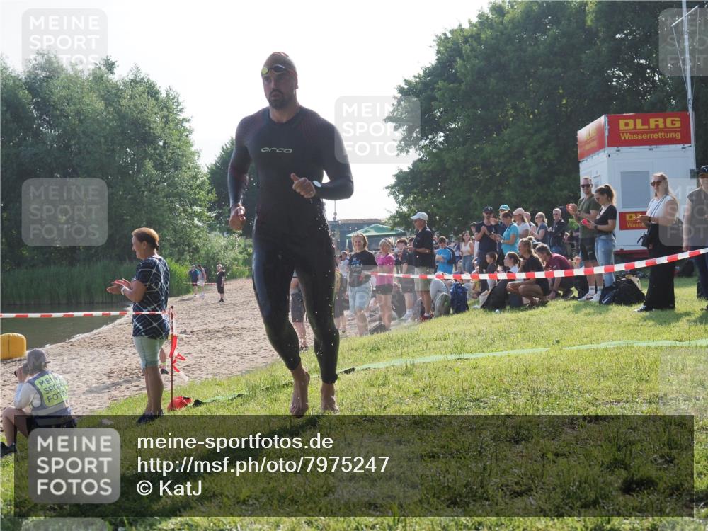 15.06.2025 - 27. Vierlanden-Triathlon KatJ http://msf.ph/oto/7975247 15.06.2025 08:29:30 Schwimmen 4, 51 meine-sportfotos.de