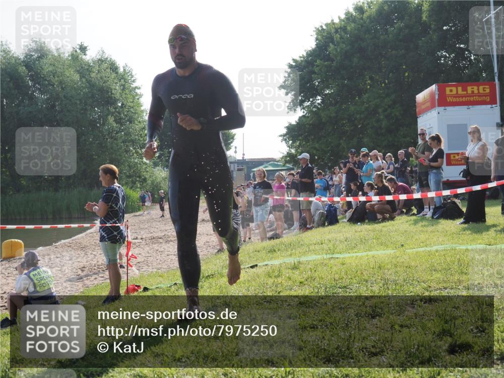 15.06.2025 - 27. Vierlanden-Triathlon KatJ http://msf.ph/oto/7975250 15.06.2025 08:29:30 Schwimmen 4, 51 meine-sportfotos.de
