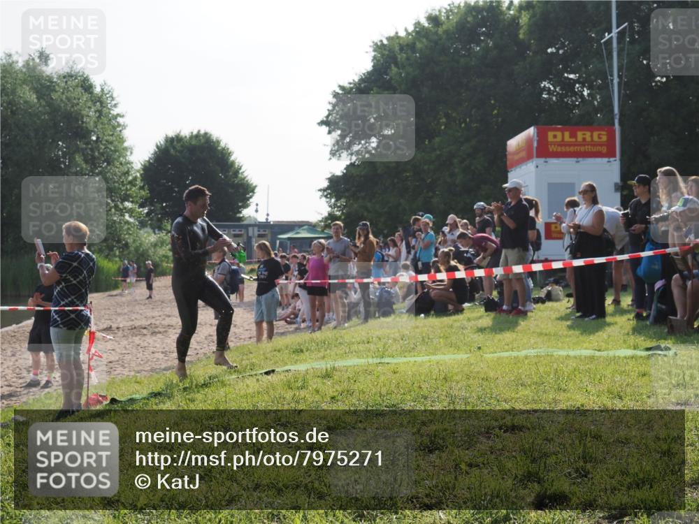 15.06.2025 - 27. Vierlanden-Triathlon KatJ http://msf.ph/oto/7975271 15.06.2025 08:30:25 Schwimmen 37 meine-sportfotos.de
