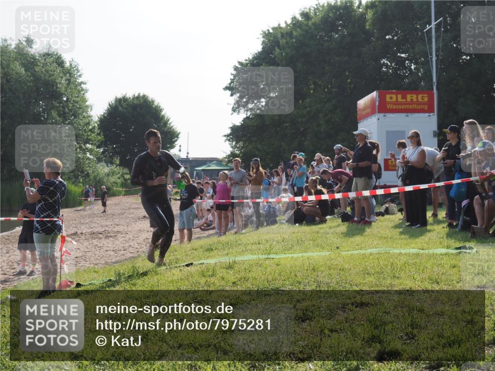 15.06.2025 - 27. Vierlanden-Triathlon KatJ http://msf.ph/oto/7975281 15.06.2025 08:30:25 Schwimmen 37 meine-sportfotos.de