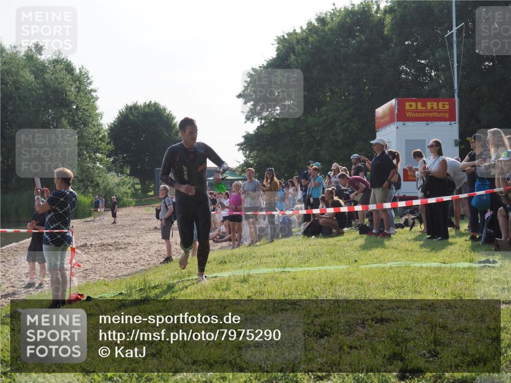 15.06.2025 - 27. Vierlanden-Triathlon KatJ http://msf.ph/oto/7975290 15.06.2025 08:30:26 Schwimmen 37 meine-sportfotos.de