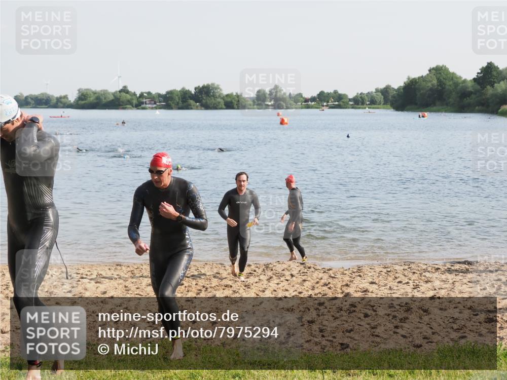 21.06.2025 - 27. Vierlanden-Triathlon MichiJ http://msf.ph/oto/7975294 15.06.2026 08:41:13 Schwimmen 22, 109, 111, 129, 138, 147, 176 meine-sportfotos.de
