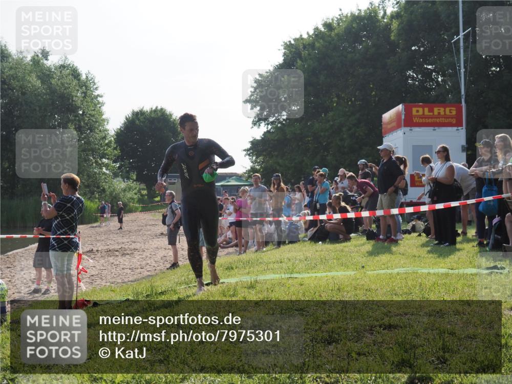 15.06.2025 - 27. Vierlanden-Triathlon KatJ http://msf.ph/oto/7975301 15.06.2025 08:30:26 Schwimmen 37 meine-sportfotos.de