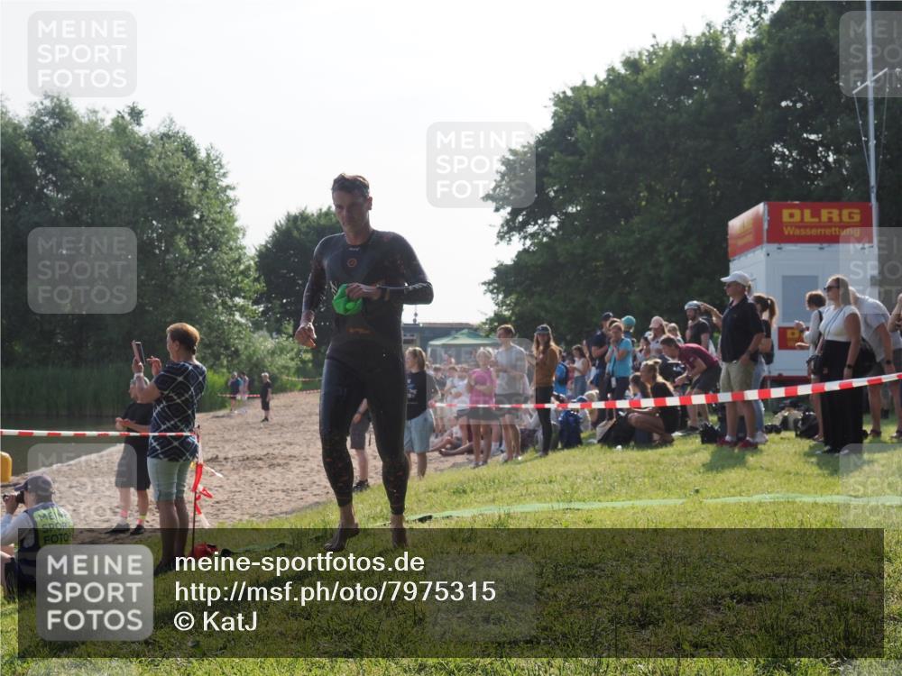 15.06.2025 - 27. Vierlanden-Triathlon KatJ http://msf.ph/oto/7975315 15.06.2025 08:30:27 Schwimmen 17, 37 meine-sportfotos.de