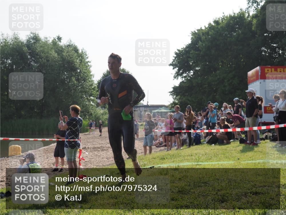 15.06.2025 - 27. Vierlanden-Triathlon KatJ http://msf.ph/oto/7975324 15.06.2025 08:30:27 Schwimmen 17, 37 meine-sportfotos.de