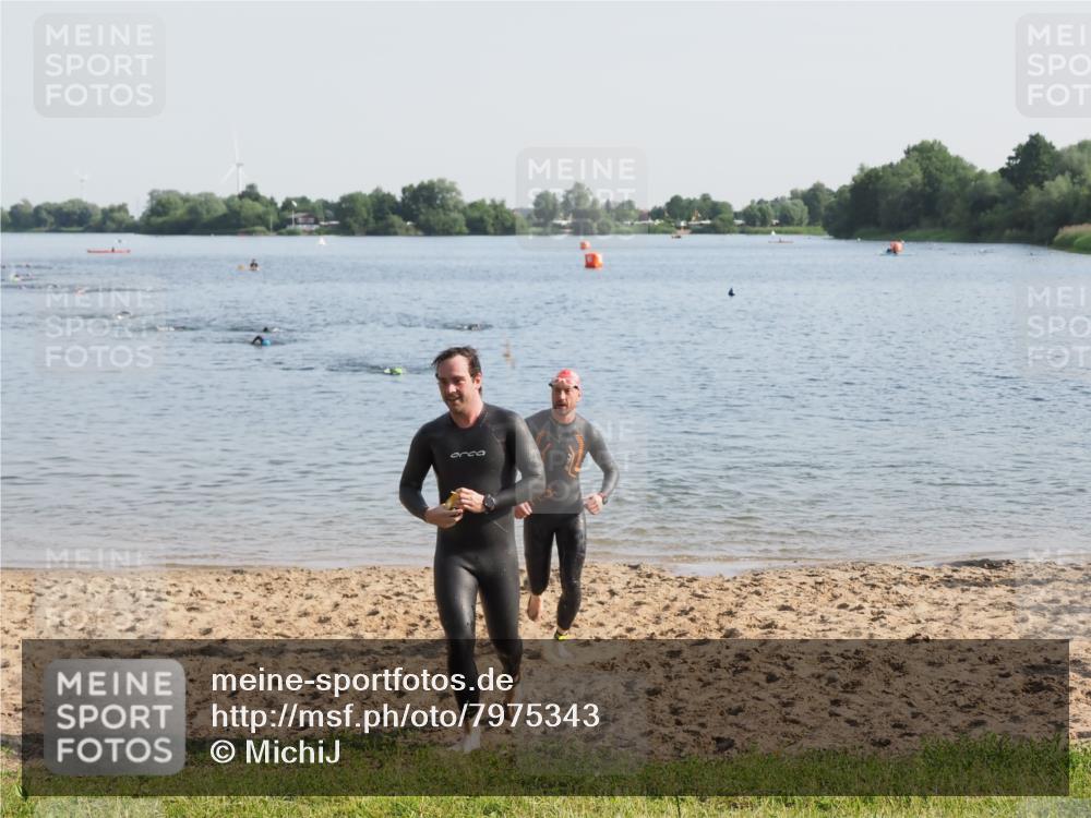 21.06.2025 - 27. Vierlanden-Triathlon MichiJ http://msf.ph/oto/7975343 15.06.2026 08:41:16 Schwimmen 22, 109, 111, 138, 147, 176 meine-sportfotos.de