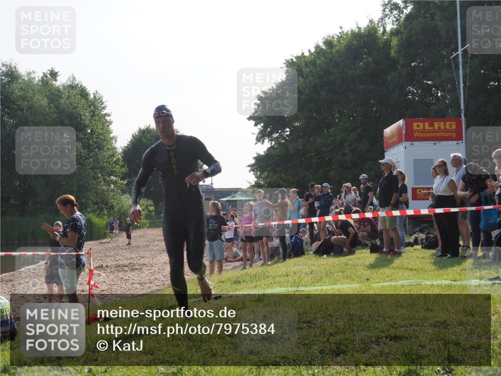 15.06.2025 - 27. Vierlanden-Triathlon KatJ http://msf.ph/oto/7975384 15.06.2025 08:30:35 Schwimmen 17, 37 meine-sportfotos.de
