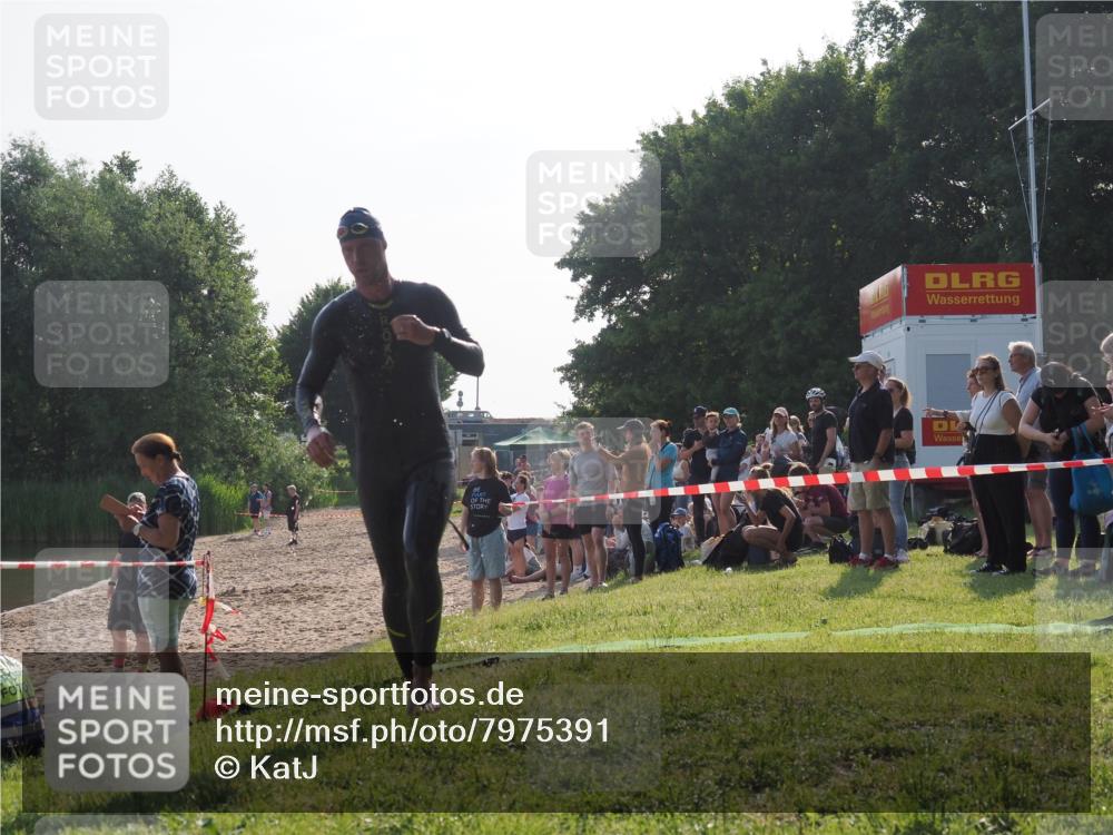15.06.2025 - 27. Vierlanden-Triathlon KatJ http://msf.ph/oto/7975391 15.06.2025 08:30:35 Schwimmen 17, 37 meine-sportfotos.de