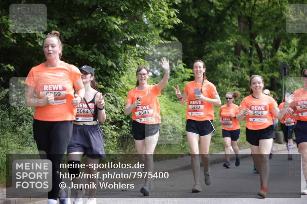 15.06.2025 - REWE Women's Run Jannik Wohlers http://msf.ph/oto/7975400 15.06.2025 10:10:12 Laufen 59, 5084, 5344, 5270, 5029, 5450, 6930, 555 meine-sportfotos.de