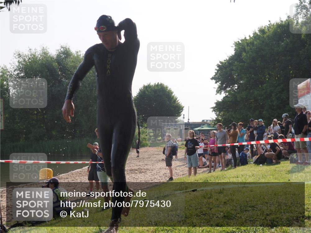 15.06.2025 - 27. Vierlanden-Triathlon KatJ http://msf.ph/oto/7975430 15.06.2025 08:30:36 Schwimmen 17 meine-sportfotos.de