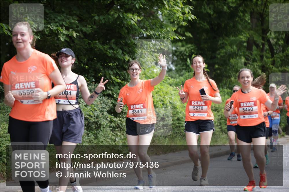 15.06.2025 - REWE Women's Run Jannik Wohlers http://msf.ph/oto/7975436 15.06.2025 10:10:13 Laufen 5559, 084, 5344, 5270, 5029, 5450 meine-sportfotos.de