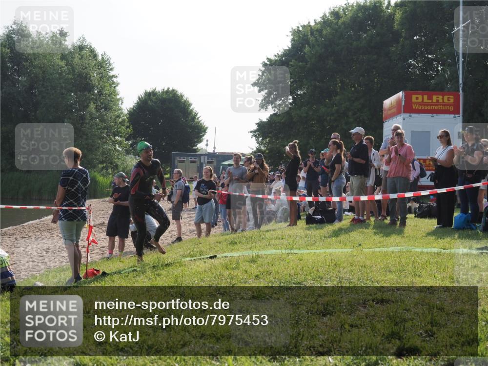 15.06.2025 - 27. Vierlanden-Triathlon KatJ http://msf.ph/oto/7975453 15.06.2025 08:31:42 Schwimmen 63 meine-sportfotos.de