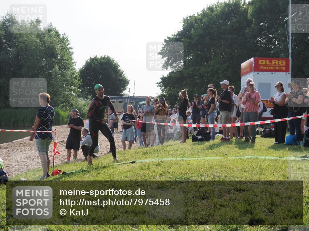 15.06.2025 - 27. Vierlanden-Triathlon KatJ http://msf.ph/oto/7975458 15.06.2025 08:31:42 Schwimmen 63 meine-sportfotos.de
