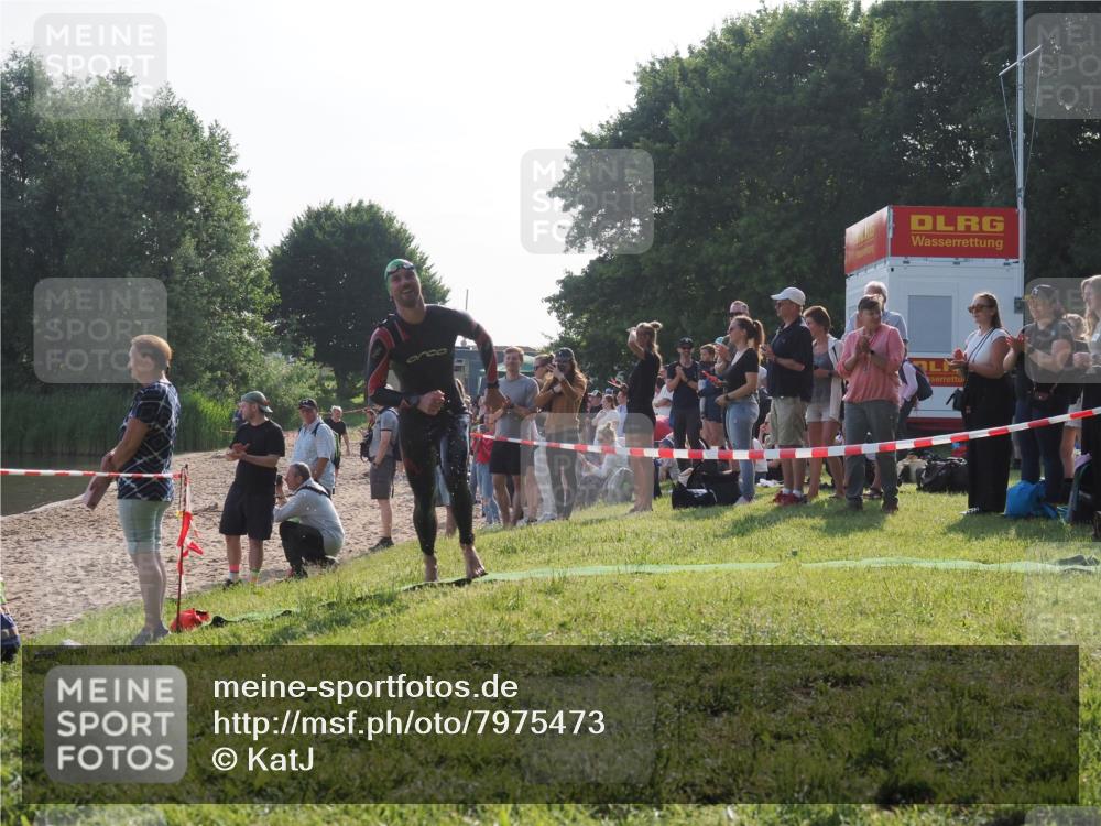 15.06.2025 - 27. Vierlanden-Triathlon KatJ http://msf.ph/oto/7975473 15.06.2025 08:31:43 Schwimmen 63 meine-sportfotos.de