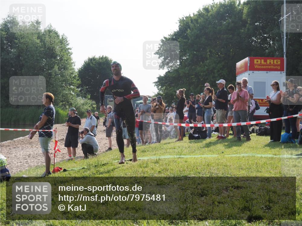 15.06.2025 - 27. Vierlanden-Triathlon KatJ http://msf.ph/oto/7975481 15.06.2025 08:31:43 Schwimmen 63 meine-sportfotos.de