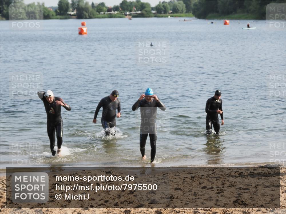 21.06.2025 - 27. Vierlanden-Triathlon MichiJ http://msf.ph/oto/7975500 15.06.2026 08:42:02 Schwimmen 128 meine-sportfotos.de