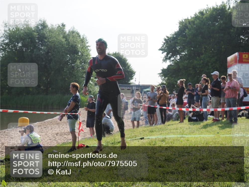 15.06.2025 - 27. Vierlanden-Triathlon KatJ http://msf.ph/oto/7975505 15.06.2025 08:31:44 Schwimmen 63 meine-sportfotos.de